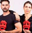 Gustavo Haddad e Bruna Magnez com as máscaras que representam a comédia e o drama: a vida corporativa como espelho da sociedade  Foto: Divulgação