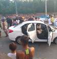 Dois homens dentro de um carro são baleados por policiais na favela do Muquiço, em Guadalupe, na Zona Oeste do Rio de Janeiro (RJ), na tarde deste domingo (7). Um deles morreu no local e outro foi socorrido ao hospital. Mais cedo uma equipe de soldados do Exército Brasileiro foi atacada a tiros por criminosos na comunidade. Duas viaturas blindadas foram alvos dos bandidos  Foto: jose lucena / Futura Press