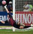 Volpi, goleiro do Sao Paulo, defende penalti contra o Palmeiras  Foto: Djalma Vassao / Gazeta Press