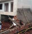 Um carro foi arrastado pela correnteza, que também derrubou o muro de uma casa em obra, em Jaú, região de Bauru, interior de São Paulo.   Foto: Defesa Civil/Divulgação / Estadão