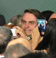O presidente Jair Bolsonaro participa ao lado do ministro da Economia, Paulo Guedes, de cerimônia de sanção da lei do cadastro positivo, no Palácio do Planalto, em Brasília, nesta segunda-feira (8).  Foto: RENATO COSTA /FRAMEPHOTO / Estadão Conteúdo