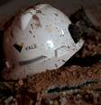 Capacete com logo da Vale SA na barragem que se rompeu em Brumadinho  Foto: Washington / Reuters