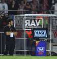 O árbitro Vinicius Furlan consulta o VAR durante a primeira partida entre São Paulo e Palmeiras, pela semifinal do Campeonato Paulista 2019  Foto: SERGIO BARZAGHI / Gazeta Press