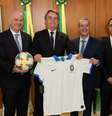 Bolsonaro recebe camisa branca da Seleção em visita de Infantino e Caboclo (Foto: Marcos Corrêa/PR)  Foto: LANCE!