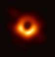 A luz avermelhada da matéria atraída para o buraco negro permitiu observar o fenômeno pela primeira vez  Foto: ANSA / Ansa - Brasil