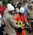 Uma pessoa é levada em uma maca após um prédio desmoronar na comunidade de Muzema, Rio de Janeiro. REUTERS/Ricardo Moraes  Foto: Reuters