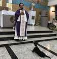 Cão 'Zezinho' acompanha a celebração do padre Ivanaldo e se coloca sobre as patas traseiras na hora da comunhão  Foto: Leonardo Concon / Divulgação / Estadão