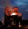 Bombeiros tentam conter as chamas na catedral de Notre-Dame  Foto: Reuters / BBC News Brasil