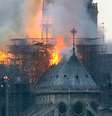 Catedral de Notre-Dame, com mais de 850 anos, foi consumida pelo fogo nesta segunda-feira  Foto: AFP / BBC News Brasil