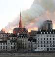 Fumaça sobe durante incêndio na catedral de Notre Dame, em Paris. 15/4/2019. REUTERS/Benoit Tessier -   Foto: Reuters