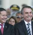 O presidente da República, Jair Bolsonaro (D), e o seu vice, Hamilton Mourão, participam da cerimônia de comemoração ao Dia do Exército realizada no Quartel General do Exército, em Brasília  Foto: Dida Sampaio / Estadão