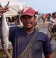 Centenas de pessoas vão ao mercado de Los Cocos de Puerto La Cruz para trocar produtos por peixes  Foto: Mohamed Madi / BBC News Brasil