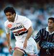 Raí é acompanhado de perto por Sylvinho na final disputada em 1998  Foto: Gazeta Press