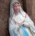 Uma imagem de Nossa Senhora danificada após a explosão que atingiu a igreja de Santo Antônio, em Colombo  Foto: DW / Deutsche Welle