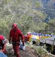 Membros de equipe de resgate em local onde ônibus despencou de precipício perto de La Paz
22/04/2019
ABI/Bolivia Information Agency/Divulgação via REUTERS  Foto: Reuters