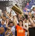  Ao lado dos companheiros, o goleiro Cássio, do Corinthians, ergue a taça do Campeonato Paulista 2019 após a conquista do título diante do São Paulo, na Arena Corinthians  Foto: Léo Pinheiro / Dia Esportivo / Estadão