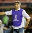 Técnico Renato Gaúcho durante jogo entre Grêmio e Libertad  Foto: Jorge Adorno / Reuters