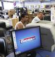 Clientes conversam com vendedor da Casas Bahia. 18/2/2013. REUTERS/ Nacho Doce  Foto: Reuters