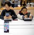 Crianças mexem em telefone celular em loja de Seul
07/01/2019 REUTERS/Kim Hong-Ji  Foto: Reuters