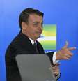 Jair Bolsonaro faz sinal de arma em pose para foto  Foto: Mateus Bonomi/Agif / Estadão Conteúdo
