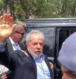 Lula ao deixar o funeral de neto escoltado por agentes da PF
02/03/2019
Ricardo Stuckert Filho/ Instituto Lula/Divulgação via REUTERS
  Foto: Reuters