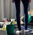 Mulheres dedicam cerca do dobro de horas a trabalho doméstico que homens  Foto: Motortion / iStock