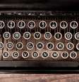Fotografia do teclado QWERTY em uma máquina de escrever  Foto: Getty Images / BBC News Brasil
