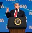 Em associação pró-armas, Donald Trump afirmou que ninguém vai obrigá-lo a entregar a soberania dos Estados Unidos  Foto: AFP / BBC News Brasil