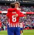 Saul Niguez e Antoine Griezmann celebram gol  Foto: Juan Medina / Reuters