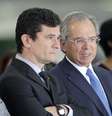 Os Ministros Sérgio Moro, da Justiça, e Paulo Guedes, da Economia, aguardam a chegada do presidente Jair Bolsonaro (PSL) e do presidente do Paraguai, Mario Abdo Benítez, no Palácio do Planalto, em Brasília (DF)  Foto: Dida Sampaio / Estadão