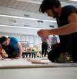 Jovens em treinamento  na associação Les Compagnons du Devoir, em Gennevilliers, perto de Paris 24/4/2019  REUTERS/Benoit Tessier  Foto: Reuters