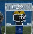 Árbitro Dewson Fernando Freitas da Silva consulta o VAR durante Fluminense x Goiás pela 1ª rodada do Campeonato Brasileiro, na noite deste domingo (28) realizada no Maracanã, no Rio de Janeiro  Foto: CELSO PUPO/FOTOARENA / Estadão
