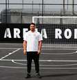 O Corinthians lançou nesta segunda-feira (29), o novo uniforme principal para a temporada 2019/2020, homenagem ao primeiro fardamento utilizado pelo R9 é todo branco com listras finas em cor preto. Na foto ex-jogador Ronaldo,o Fenômeno.  Foto: Sergio Barzaghi / Gazeta Esportiva