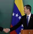 Bolsonaro e Guaidó se cumprimentam na visita do venezuelano ao Brasil  Foto: Ueslei Marcelino / Reuters