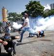 Bomba de gás lacrimogêneo explode entre manifestantes em Caracas
30/04/2019
REUTERS/Ueslei Marcelino  Foto: Reuters
