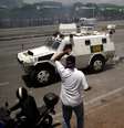 Manifestante de oposição é atropelado por veículo da Guarda Nacional da Venezuela perto de base aérea em Caracas
30/04/2019
REUTERS/Ueslei Marcelino  Foto: Reuters
