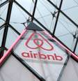 Logotipo do Airbnb numa pirâmide de vicro na frente do Museu do louvre, em Paris. 12/3/2019. REUTERS/Charles Platiau/File Photo -   Foto: Reuters
