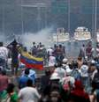 Manifestantantes de oposição enfrentam forças de segurança perto de base aérea em Caracas
30/04/2019
REUTERS/Carlos Garcia Rawlins  Foto: Reuters