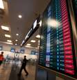 Painel eletrônico mostra dezenas de voos cancelados no Aeroporto Jorge Newbery, em Buenos Aires, por conta da greve geral na Argentina  Foto: Agustin Marcarian / Reuters