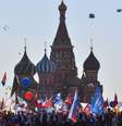 As pessoas celebram 1º de maio com bandeiras, balões, música e dança na Praça Vermelha, em Moscou  Foto: AFP / BBC News Brasil