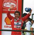 Ayrton Senna comemora vitória do GP Brasil, acena com o boné em Interlagos  Foto: Arquivo / Estadão