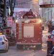 Incêndio em apartamento na Rua das Carmelitas, na Sé, em São Paulo (SP), na madrugada desta sexta-feira (3), deixou um homem ferido. Viaturas do corpo de bombeiros atendiam uma ocorrência de vazamento de gás em uma obra da Comgás na rua Tabatinguera, próximo ao prédio, quando o incêndio começou no apartamento  Foto: Willian Moreira / Futura Press