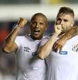 Eduardo Sasha (D), do Santos, comemora com Carlos Sánchez após marcar gol na partida contra o Fluminense, válida pela 2ª rodada do Campeonato Brasileiro 2019, realizada no Estádio Urbano Caldeira, na Vila Belmiro, em Santos, nesta quinta-feira (02)  Foto: GUILHERME DIONíZIO / Estadão