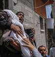 Mulher segura menina de 14 meses morta durante confrontos em Gaza; Israel diz não ter responsabilidade no caso  Foto: EPA / Ansa - Brasil