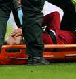 Mohamed Salah retirado de campo de maca após sofrer lesão na cabeça em jogo do Liverpoll
04/05/2019
REUTERS/Scott Heppell  Foto: Reuters