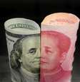 Nota de US$100 dólares com a imagem de Benjamin Franklin e uma cédula de 100 iuans com a imagem do líder chinês Mao Tse-Tung. 21/1/2016. REUTERS/Jason Lee  Foto: Reuters