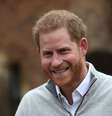 Harry fala com a imprensa local após o nascimento do seu primeiro filho   Foto: Steve Parsons / Reuters
