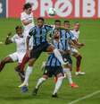 Jogadores disputam lance durante Grêmio e Fluminense, válido pela 3º rodada do Campeonato Brasileiro 2019  Foto: RAUL PEREIRA/FOTOARENA / Estadão Conteúdo