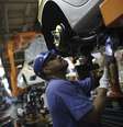 Trabalhador em linha de montagem de fábrica em São Paulo  Foto: Nacho Doce / Reuters