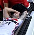Alexandre Pato, do São Paulo, sente dores após dividida e deixa o campo na partida contra o Flamengo, válida pela terceira rodada do Campeonato Brasileiro 2019  Foto: Mauro Horita / Estadão